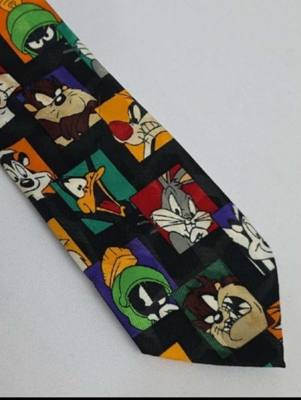 Looney Tunes Mania Bugs Bunny Toons Novelty Necktie 1996 Warner Bros